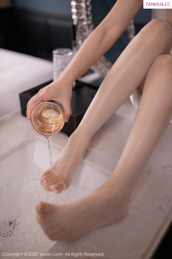 鱼子酱fish  [XiuRen]高清写真图 2023.05.12 No.6732 鱼子酱Fish 长裙美臀第29张图片